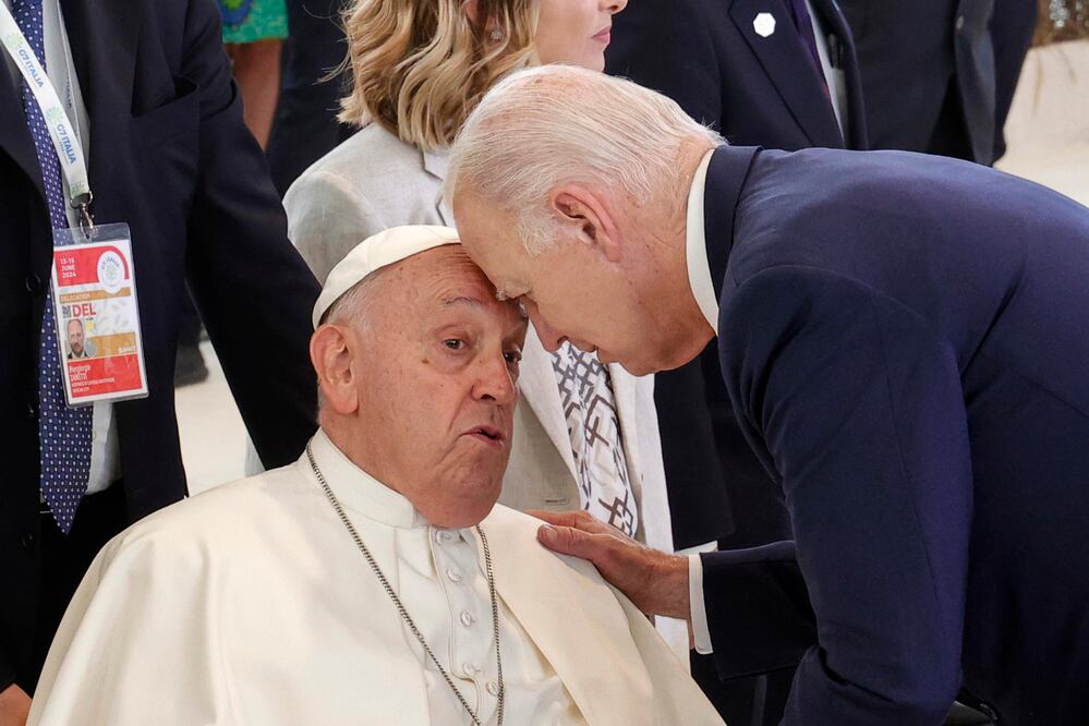 Biden sorprende al Papa y apoya su frente sobre él durante encuentro del G7. EFE/GIUSEPPE LAMI
