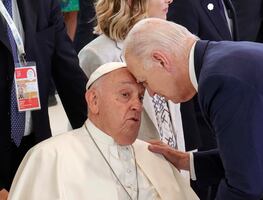 Biden sorprende al Papa y apoya su frente sobre él durante encuentro del G7. VIDEO