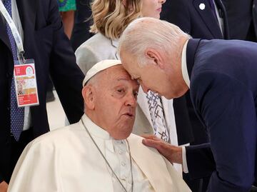 Biden sorprende al Papa y apoya su frente sobre él durante encuentro del G7. VIDEO