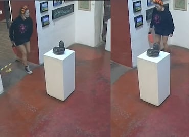 Turista causa indignación por orinar en plena galería de arte en Oaxaca