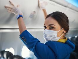 Azafata comparte en TikTok sus tips básicos para empacar y viajar en avión