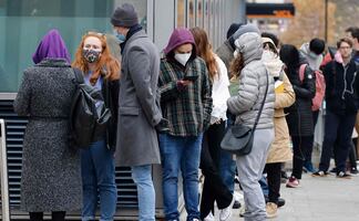 Reino Unido afronta tsunami por ómicron; más de 90 mil nuevos casos en un día