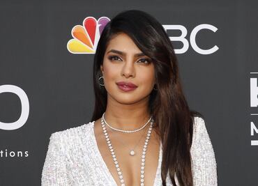 Priyanka Chopra luce irreconocible tras cirugías de nariz