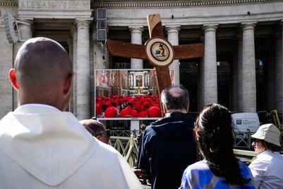 Cónclave Vaticano. Cardenales rezan juntos en la Capilla Sixtina antes de iniciar reunión
