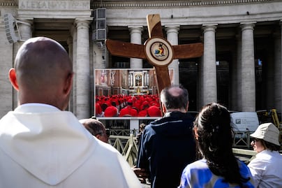 Cónclave Vaticano. Cardenales rezan juntos en la Capilla Sixtina antes de iniciar reunión