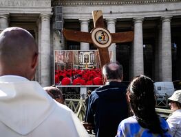 Cónclave Vaticano. Cardenales rezan juntos en la Capilla Sixtina antes de iniciar reunión