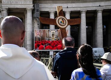 Cónclave Vaticano. Cardenales rezan juntos en la Capilla Sixtina antes de iniciar reunión