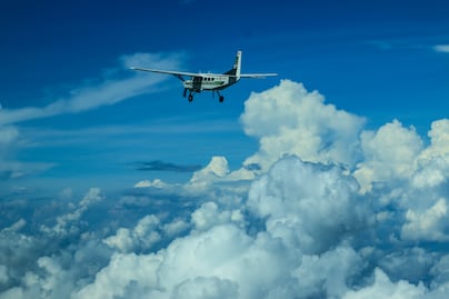 ¡Terror en el aire! Buscan avión desaparecido en Alaska con 10 personas a bordo