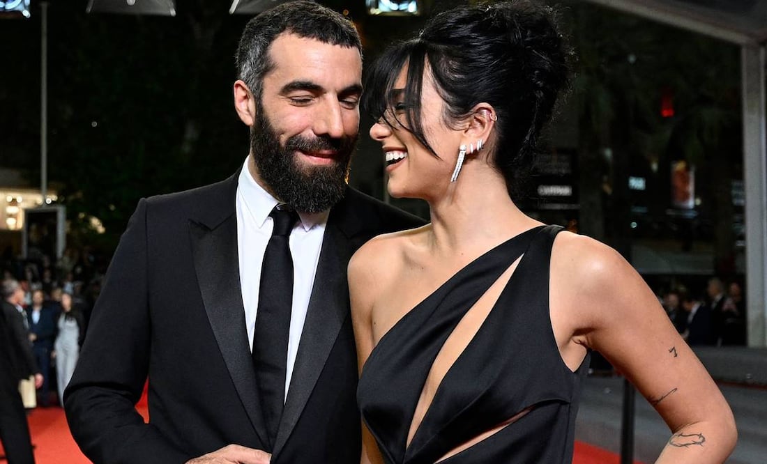 Dua Lipa junto a Romain Gavras en el Festival de Cannes. Foto: AFP.