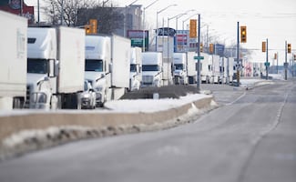 Los antivacunas canadienses bloquean el principal cruce fronterizo con EU