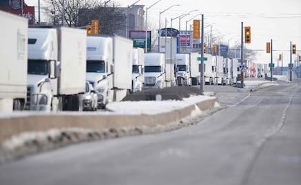 Los antivacunas canadienses bloquean el principal cruce fronterizo con EU