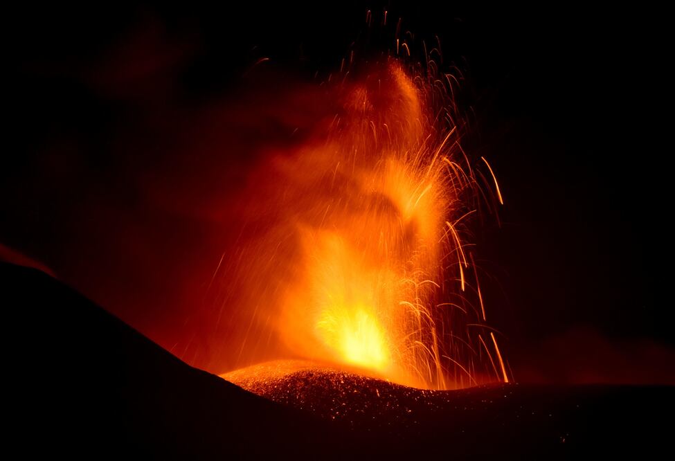 Erupción del volcán Etna vista desde cerca de Fornazzo, isla de Sicilia, Italia, durante la noche del 4 al 5 de julio de 2024. EFE/ORIETTA SCARDINO