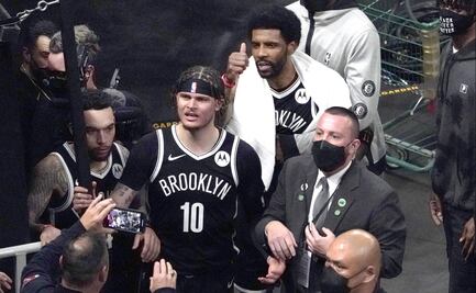 Video. Arrestan a fan de los Celtics tras arrojar botella a Kyrie Irving