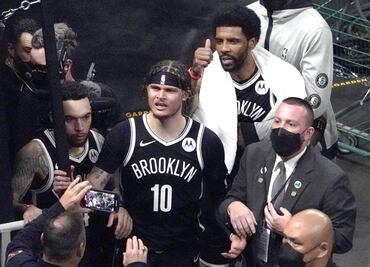 Video. Arrestan a fan de los Celtics tras arrojar botella a Kyrie Irving