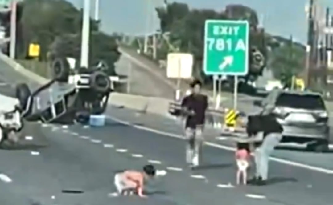 Dos niños son expulsados de un automóvil tras un choque en Texas y sobreviven. Foto: Captura X