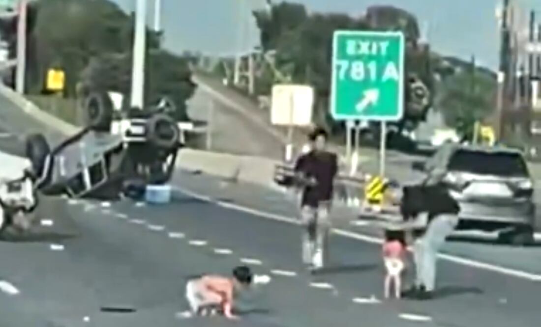 Dos niños son expulsados de un automóvil tras un choque en Texas y sobreviven. Foto: Captura X