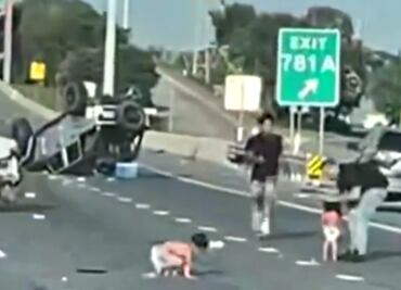 Dos niños son expulsados de un automóvil tras un choque en Texas y sobreviven. VIDEO
