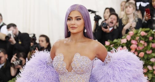 Kylie Jenner recibe el verano con traje de baño blanco 