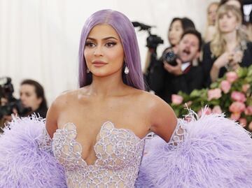 Kylie Jenner recibe el verano con traje de baño blanco