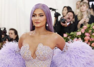 Kylie Jenner recibe el verano con traje de baño blanco