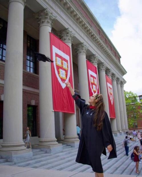 Mexicana Dafne Almazán, la más joven en graduarse de posgrado de Harvard