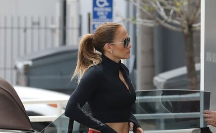 Jennifer Lopez delinea sus curvas con leggings de rosas