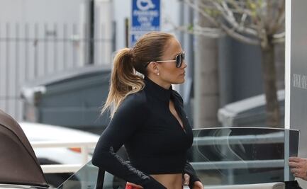 Jennifer Lopez delinea sus curvas con leggings de rosas