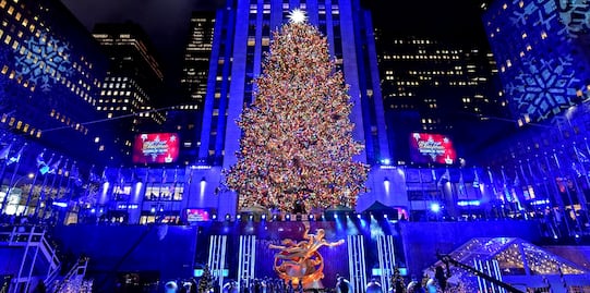 Encienden árbol de Nueva York con 50 mil luces y estrella Swarovski