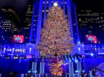 Encienden árbol de Nueva York con 50 mil luces y estrella Swarovski