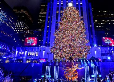 Encienden árbol de Nueva York con 50 mil luces y estrella Swarovski