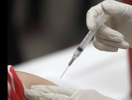 Nueva York exige a sanitarios vacunarse o hacerse test anticovid