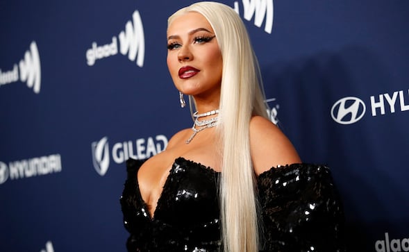 Christina Aguilera luce silueta irreal con espectacular vestido rojo en París 
