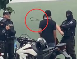 Madre azota a su hijo por malas calificaciones y policías ¡la apoyan! VIRAL