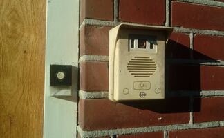 Hombre en EU dispara contra niño que tocó su timbre para hacerle broma