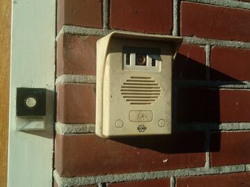 Hombre en EU dispara contra niño que tocó su timbre para hacerle broma