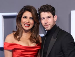 Priyanka Chopra deslumbra con vestido rojo al estilo “Mujer Bonita” en Londres
