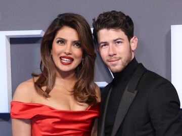 Priyanka Chopra deslumbra con vestido rojo al estilo “Mujer Bonita” en Londres