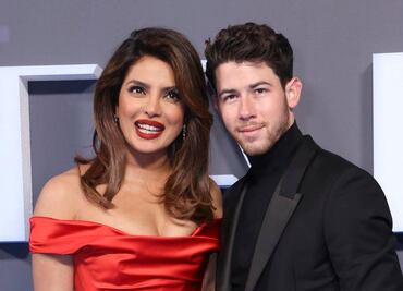 Priyanka Chopra deslumbra con vestido rojo al estilo “Mujer Bonita” en Londres
