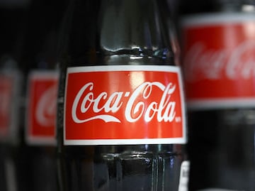 Coca-Cola retiene 9 millones de litros de bebidas tras posible contaminación