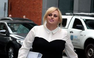 Rebel Wilson se luce con traje de baño en la playa tras perder 30 kilos