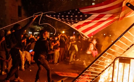 Videos. Manifestantes encienden hogueras frente a la Casa Blanca 