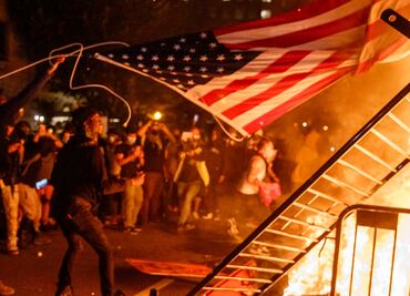 Videos. Manifestantes encienden hogueras frente a la Casa Blanca