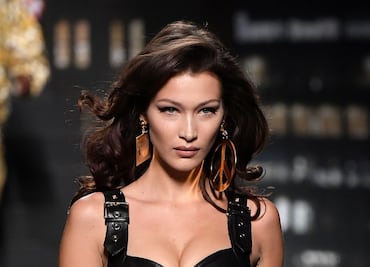 Bella Hadid se luce en lencería durante desfile de Rihanna