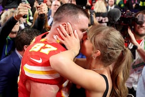 Así es el lujoso anillo de compromiso que Travis Kelce le dio a Taylor Swift… ¡No es un ‘paper ring!’