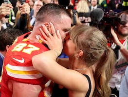 Así es el lujoso anillo de compromiso que Travis Kelce le dio a Taylor Swift… ¡No es un ‘paper ring!’