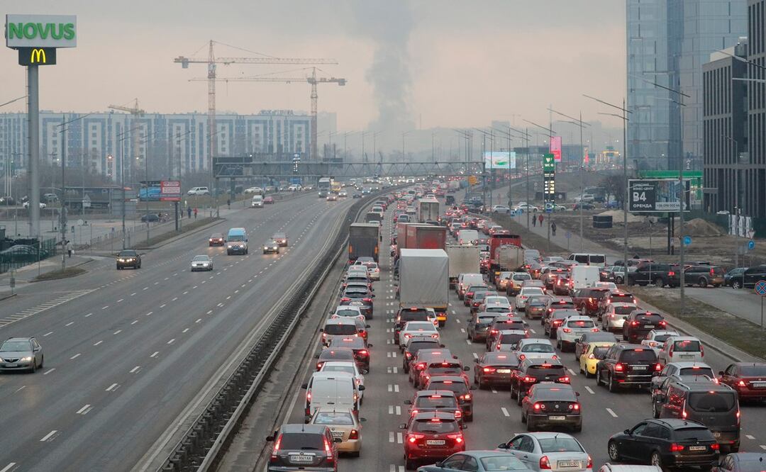 Largas filas de vehículos que intentan salir de Kiev tras el anuncio de la imposición de la ley marcial en Ucrania. Foto: EFE