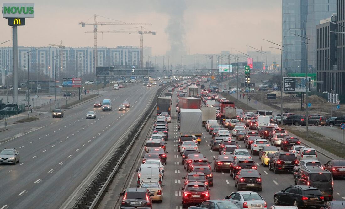 Largas filas de vehículos que intentan salir de Kiev tras el anuncio de la imposición de la ley marcial en Ucrania. Foto: EFE