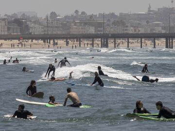 Miles de estadounidenses salen a las playas, pese a coronavirus