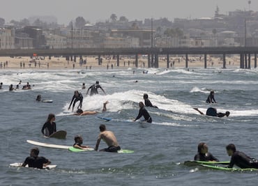 Miles de estadounidenses salen a las playas, pese a coronavirus