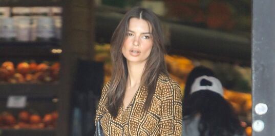 El minivestido estampado con el que Emily Ratajkowski conquistó Los Ángeles